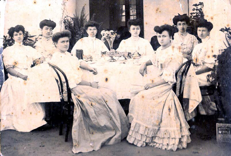 Figura 6: Tomando el té en la casa de la familia Davies, sus hijas y las hermanas Morgan. Fotografía datada en la década de 1910. (Archivo personal Guido A. Tourn Pavillon)