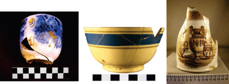 Figura 8: Piezas Whiteware con diferentes decoraciones: taza con esfumado en azul, tazón sin azas con bandas/lineal y jarra con diseño impreso por transferencia llamado Athens de John & Matthew Perston Bell & Co (Fotografías de la autora)