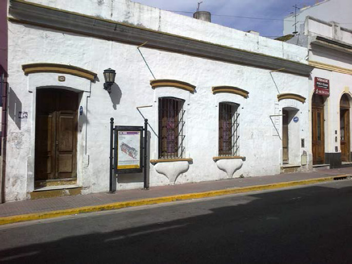Figura 2. Vista de la fachada reconstruida en el siglo XX imitando el estilo colonial del siglo XVIII