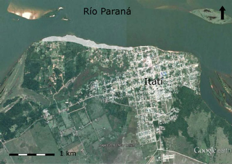 Figura 3. Ciudad de Itatí. En blanco se señala la zona de recolección superficial sistemática realizada en la costa (imagen tomada de Google Earth 2017)