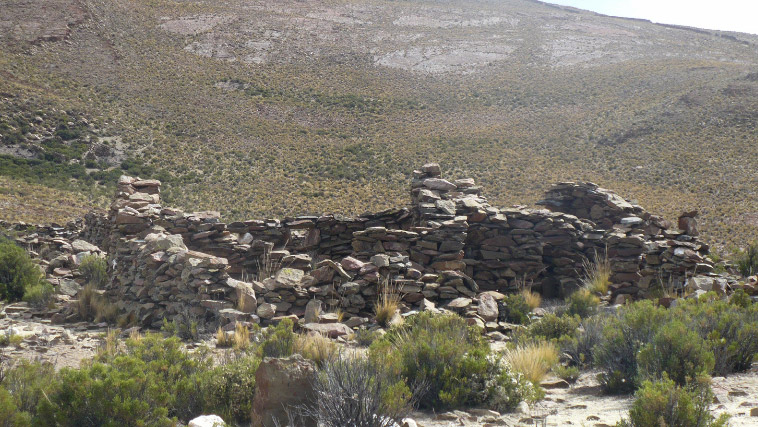 Figura 4. Construcciones en piedra en CA9b de TC2. A la izquierda, recinto rectangular con hastiales. A la derecha, recinto que estuvo techado en falsa bóveda