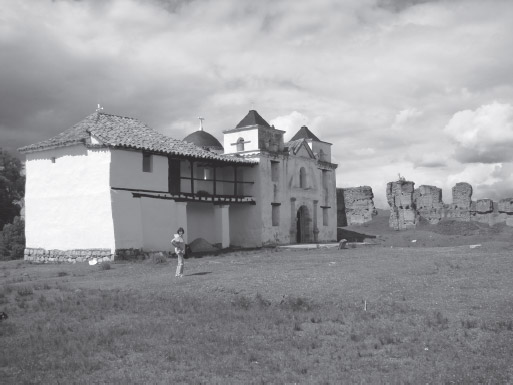 Figura 3. Vista general de la Casa Cural, la Capilla y las Ruinas