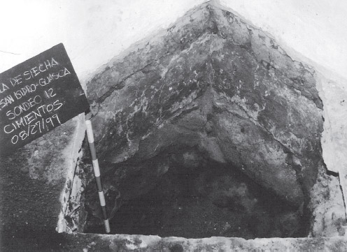 Figura 5. Sondeo 12. Costado oeste de la Capilla. Se nota el cambio de los cimientos, el derecho corresponde al muro de tapia de la Capilla, el izquierdo al volumen anexo