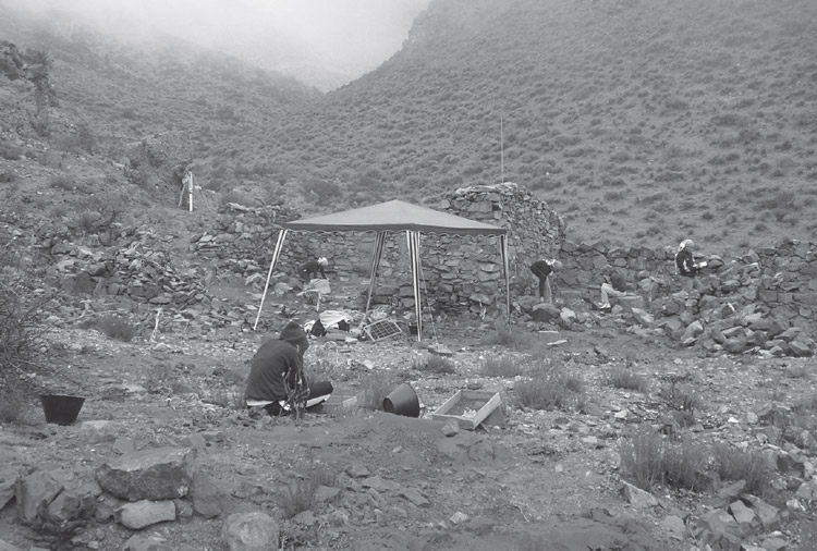Figura 5. Trabajos de excavación y relevamientos topográficos en LHEM