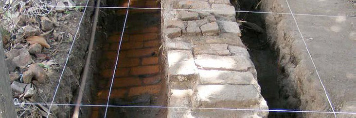 Figura 5. Foto del muro y el piso de ladrillos hallado en ¨Rodriguez Visillac¨ donde se puede notar las diferencias de presentación