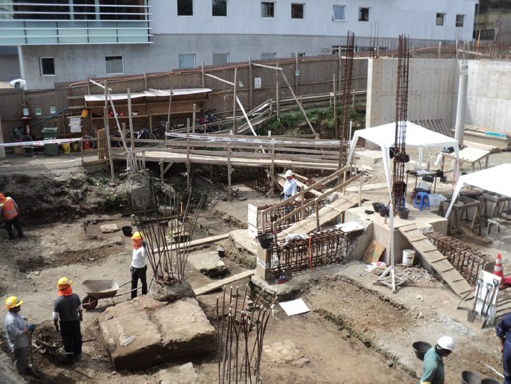 Figura 3. Sitio CRV durante la etapa de excavación, se distingue el nivel de intervenciones producto de encontrarse en un área en construcción