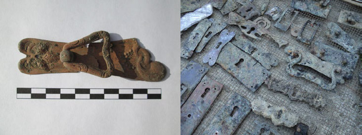 Figuras 15a y b. Algunas piezas de metal recuperadas, probablemente una manilla de mueble y tapas de cerraduras (varias decoradas), capa 2 (incendio)