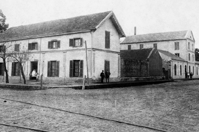 Figura 3. Vista de la casa Denner y las instalaciones del molino, previa a 1888. También se observa las vías del tramway que pasan frente a la casa y las que salen del edificio del molino. Fuente. Museo de la Colonización