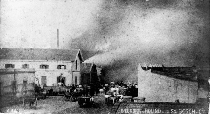 Figura 4. Fotografía del incendio del molino Bosch y Cía. Vista sudoeste del predio. El edificio del molino está cubierto por el humo. Fuente. Museo de la Colonización