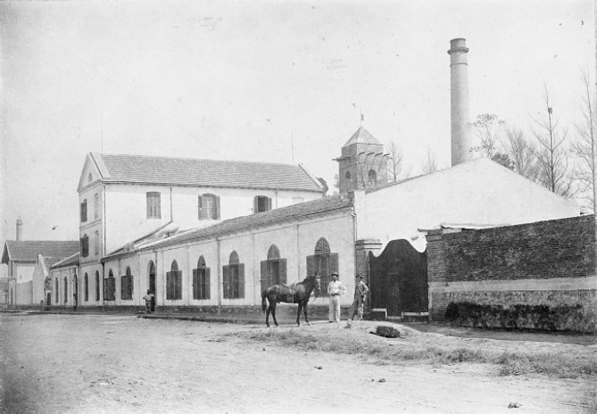 Figura 5. Vista sudeste del molino Denner. Esta imagen es posterior a las refacciones hechas en el molino tras el incendio, la fecha estimada de la fotografía es entre 1890-1895. Fuente. Museo de la Colonización