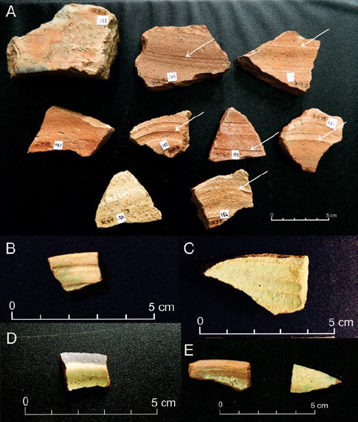 Figura 5. Fragmentos con evidencias de modelado con torno y vitrificado. A: fragmentos de SC 3 correspondientes a un mismo recipiente modelados con torno; B: fragmento con vitrificado en ambas superficies de PA 22; C: fragmento con vitrificado en superficie interna y marcas de torno de PA 22; D: fragmento con vitrificado de SC 3 y E: fragmentos con vitrificado de TC 2