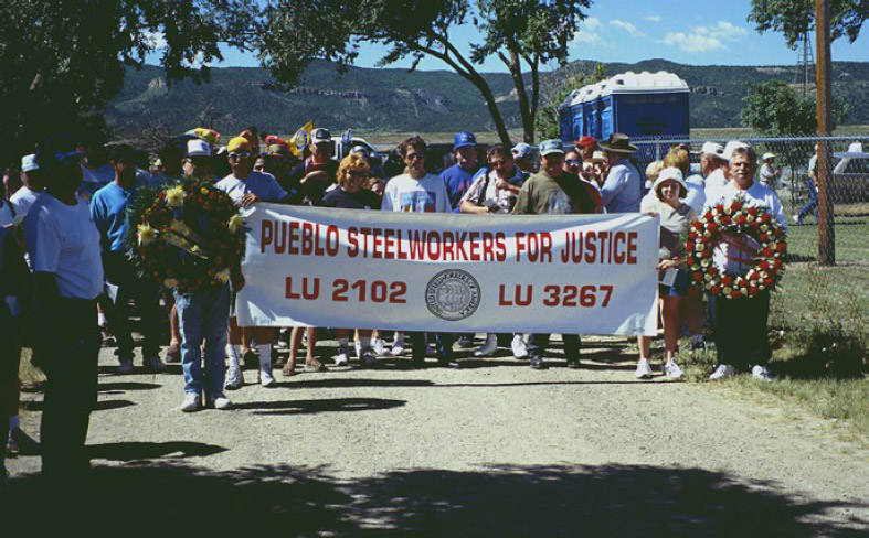 Figura 7. Trabajores siderúrgicos en huelga asistiendo al acto conmemorativo en memoria de Ludlow en 2001
