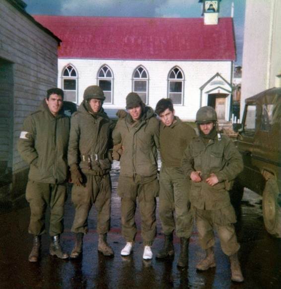 Figura 7: Soldados argentinos de la Compañía de Comunicaciones Mecanizada 10 en las calles de Puerto Argentino durante la Guerra de Malvinas