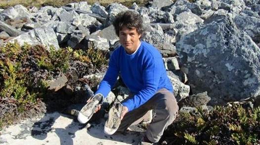 Figura 8: Gabriel Nicolás Sastre, uno de los tantos investigadores que viajó a Malvinas y se retrató con las Flecha