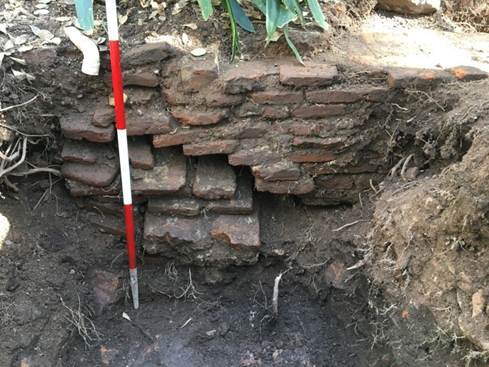 Figura 5. Perfil sudoeste del sondeo 1 donde se observa un muro de cimiento construido en ladrillos asentados en mortero de cal