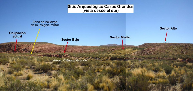 Figura 2. Vista panorámica del sitio Casas Grandes, con indicación de sectores y lugar de hallazgo de la insignia. Fotos por Juan B. Leoni