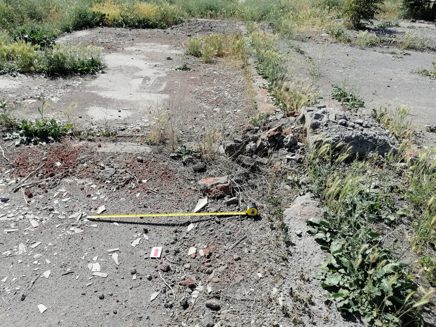 Figura 8. Vista general del piso y los muros internos de la carpintería.