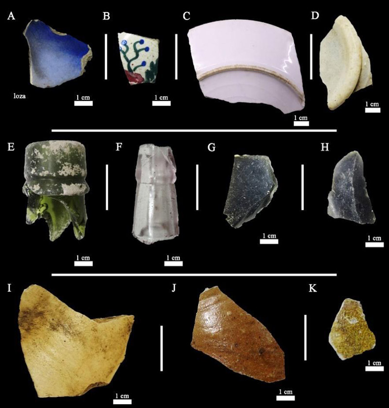 Figura 3. Material superficial de Santa Eugenia, con una cronología aproximada al s. XIX y principios del s. XX. A y B. Fragmentos de lozas aparentemente de piezas abiertas. C y D. Fragmentos de porcelana correspondientes a bases de recipientes abiertos. E y F. Golletes de botellas de vidrio. G y H. Instrumentos de vidrio “retocado”. I, J y K. Fragmentos de gres cerámico