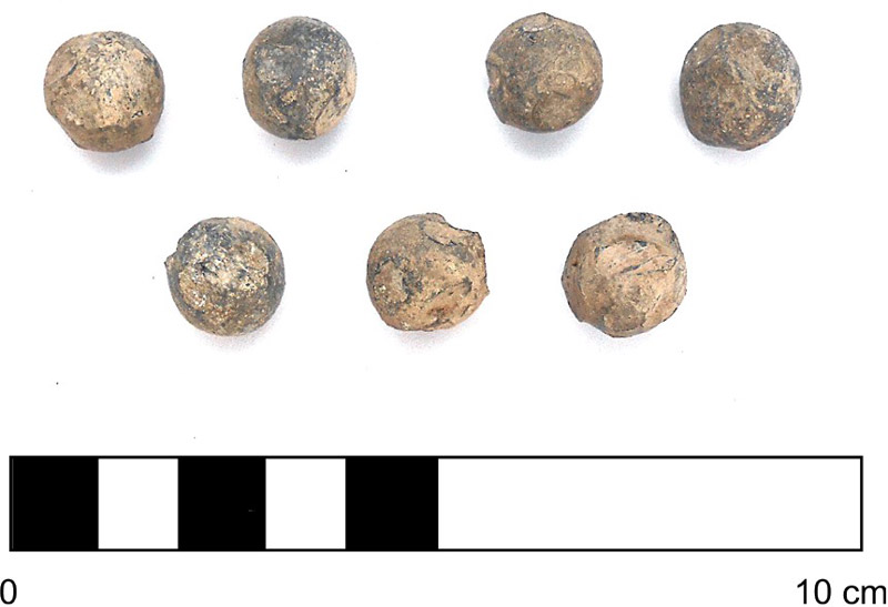 Figura 8. Balines de granada de metralla de proyectil de cañón Saint Chamond-Mondragón, encontrados próximos a los tres fragmentos de la Figura 7.